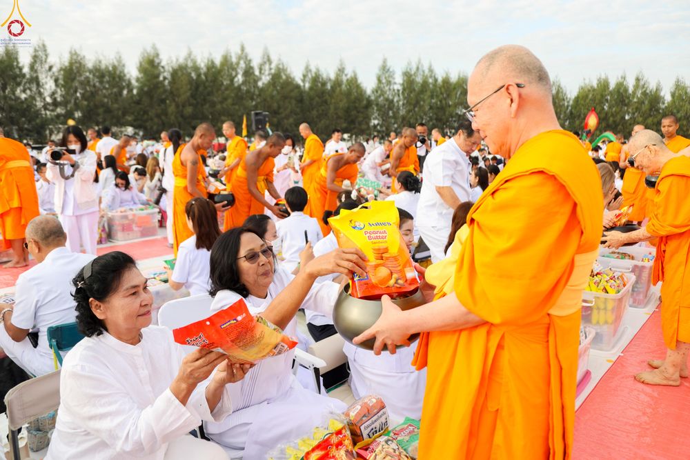 ภาพ No.302668:วันที่ 24 มกราคม พ.ศ. 2569 พิธีตักบาตรพระธรรมยาตรา(ภาพชุดที่ 2) ณ อนุสรณ์สถานลำดับที่ 5 สถานที่เผยแผ่วิชชาธรรมกายครั้งแรก อนุสรณ์สถานบางปลา วัดบางปลา อำเภอบางเลน จังหวัดนครปฐม ในโครงการธรรมยาตรา กตัญญูบูชา มหาปูชนียาจารย์ พระมงคลเทพมุนี(สด จนฺทสโร) พระผู