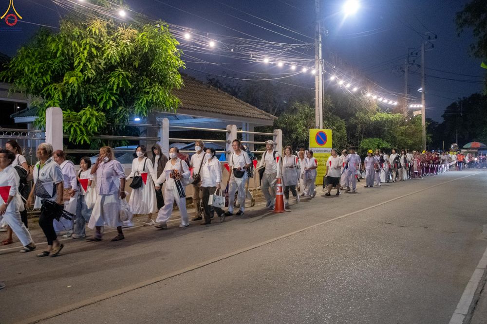 ภาพ No.297222:วันที่ 17 มกราคม พ.ศ. 2569 พิธีจุดประทีปถวายเป็นพุทธบูชา และบูชาธรรมมหาปูชนียาจารย์ (ภาพชุดที่ 2) ณ วัดโบสถ์บน ต.บางคูเวียง จ.นนทบุรี อนุสรณ์สถานลำดับที่ 4 สถานที่เกิดด้วยกายธรรม ในโครงการธรรมยาตรา กตัญญูบูชา มหาปูชนียาจารย์ พระมงคลเทพมุนี(สด จนฺทสโร) พร