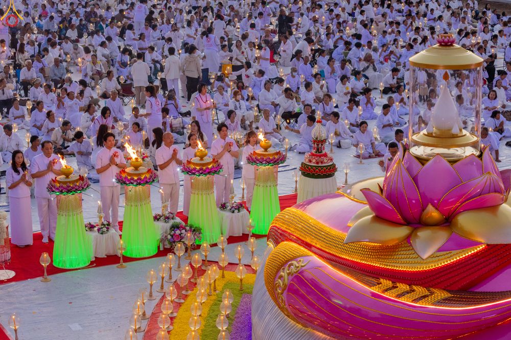 ภาพ No.294053:วันที่ 13 มกราคม พ.ศ. 2569 พิธีจุดประทีปถวายเป็นพุทธบูชา และบูชาธรรมมหาปูชนียาจารย์  (ภาพชุดที่ 2) ณ วัดสองพี่น้อง ต.ต้นตาล อ.สองพี่น้อง จ.สุพรรณบุรี ในโครงการธรรมยาตรา กตัญญูบูชา มหาปูชนียาจารย์ พระมงคลเทพมุนี(สด จนฺทสโร) พระผู้ปราบมาร อนุสรณ์สถาน 7 แห่