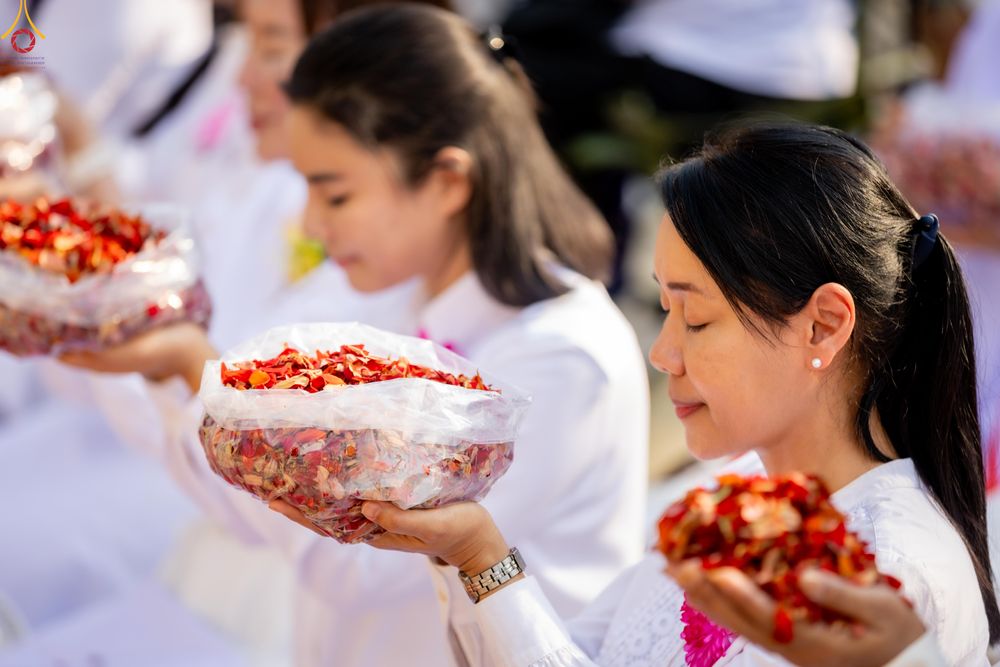 ภาพ No.295000:วันที่ 14 มกราคม พ.ศ. 2569 พิธีต้อนรับพระธรรมยาตรา อนุสรณ์สถานลำดับที่ 4  สถานที่เกิดด้วยกายธรรม ณ วัดโบสถ์บน ต.บางคูเวียง จ.นนทบุรี ในโครงการธรรมยาตรา กตัญญูบูชา มหาปูชนียาจารย์ พระมงคลเทพมุนี(สด จนฺทสโร) พระผู้ปราบมาร อนุสรณ์สถาน 7 แห่ง ปีที่ 14