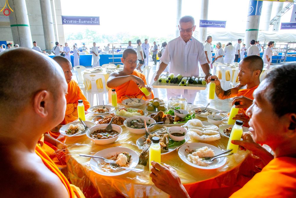 ภาพ No.325856:วันที่ 22 เมษายน พ.ศ.2569(วันคุ้มครองโลก) งานถวายมหาสังฆทาน 40,000 กว่าวัดทั่วประเทศ เจ้าหน้าที่ สาธุชน ร่วมใจจัดเตรียมภัตตาหารเพล (ชุด 2)