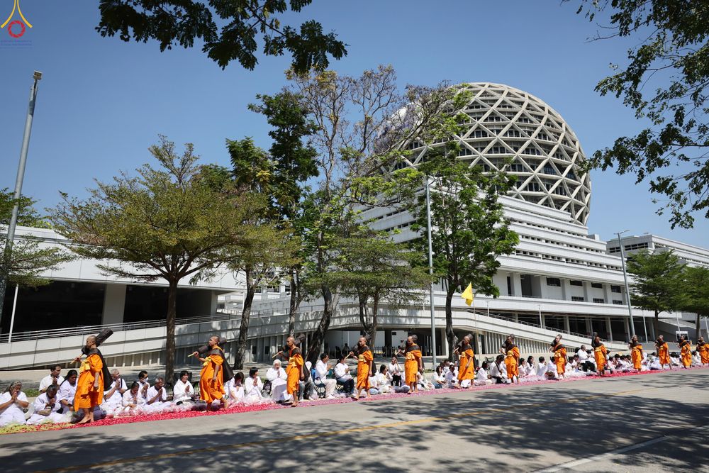 ภาพ No.304651:วันที่ 25 มกราคม พ.ศ. 2569 พิธีต้อนรับพระธรรมยาตรา (ภาพชุดที่ 2) รร.สามัคคีราษฏร์บำรุง-วัดพระธรรมกาย ในโครงการธรรมยาตรา กตัญญูบูชา มหาปูชนียาจารย์ พระมงคลเทพมุนี(สด จนฺทสโร) พระผู้ปราบมาร อนุสรณ์สถาน 7 แห่ง ปีที่ 14