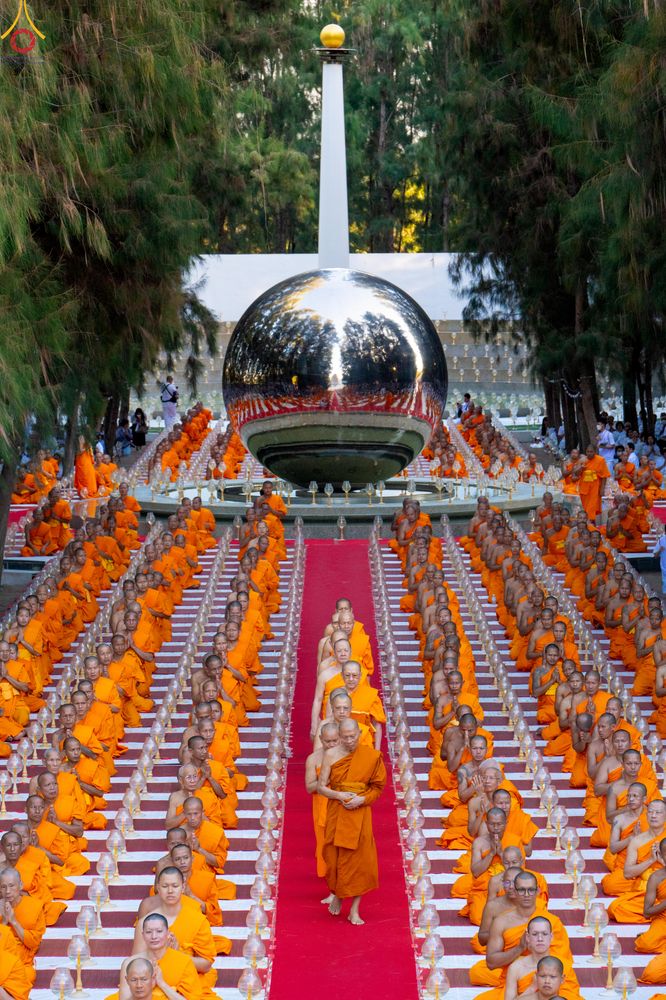 ภาพ No.290040:วันที่ 6 มกราคม พ.ศ. 2569 พิธีจุดประทีปถวายเป็นพุทธบูชา และบูชาธรรมมหาปูชนียาจารย์ (ภาพชุดที่ 2) ณ อนุสรณ์สถานมหาวิหารพระมงคลเทพมุนี (โลตัสแลนด์) อ.สองพี่น้อง จ.สุพรรณบุรี ในโครงการธรรมยาตรา กตัญญูบูชา มหาปูชนียาจารย์ พระมงคลเทพมุนี(สด จนฺทสโร) พระผู้ปรา