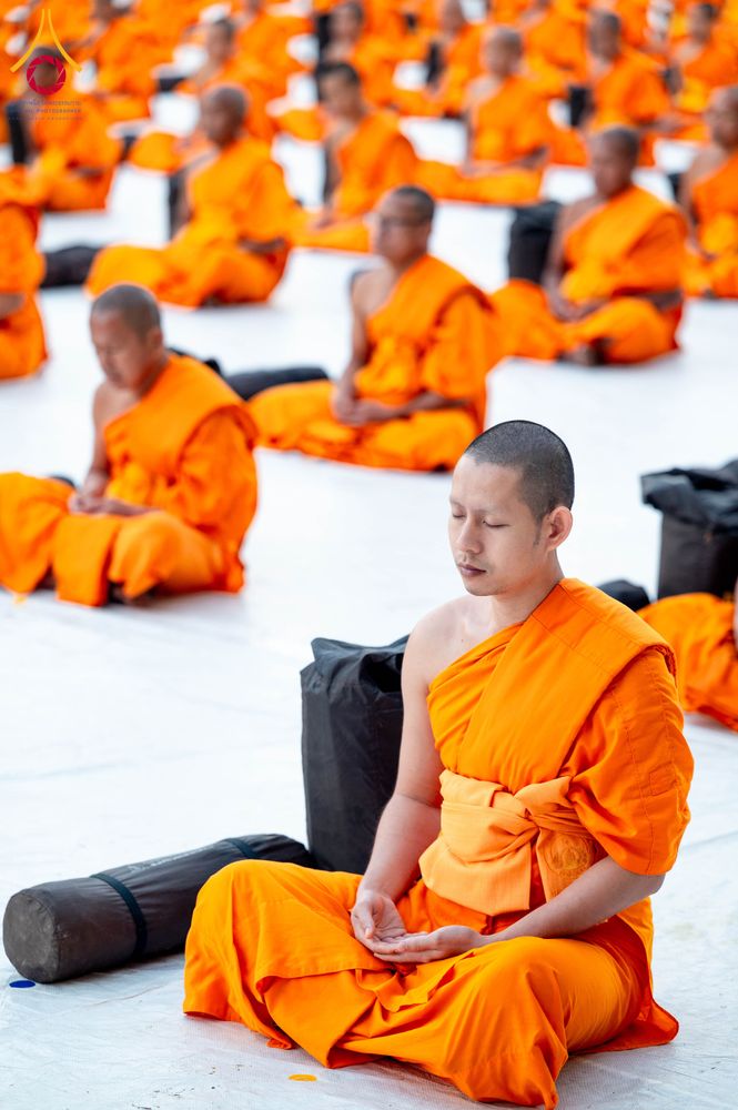 ภาพ No.290611:วันที่ 8 มกราคม พ.ศ. 2569 พระธรรมยาตราปฏิบัติธรรม และถ่ายภาพหมู่ประวัติศาสตร์ ในโครงการธรรมยาตรา กตัญญูบูชามหาปูชนียาจารย์ พระมงคลเทพมุนี(สด จนฺทสโร) พระผู้ปราบมาร อนุสรณ์สถาน 7 แห่ง ปีที่ 14 ณ อนุสรณ์สถานคลองบางนางแท่น อ.สามพราน จ.นครปฐม