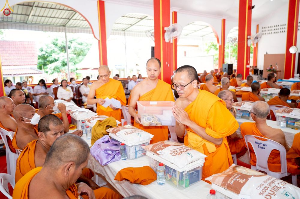 ภาพ No.234489:วันพฤหัสบดีที่ 24 กรกฎาคม พ.ศ. 2568 พิธีถวายสังฆทานแก่คณะสงฆ์ 323 วัด , พิธีมอบกองทุนหนุนแรงใจช่วยครูใต้ , พิธีทำบุญส่วนกุศลแด่ผู้วายชนม์ ในเหตุการณ์ความไม่สงบ 4 จังหวัด ชายแดนภาคใต้ (ปัตตานี , ยะลา , นราธิวาส , สงขลา) ปีที่ 21 ครั้งที่ 179 ณ วัดเวฬุวัน 