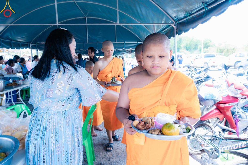 ภาพ No.133551:พิธีขอขมารับผ้าไตร, พิธีบรรพชาสามเณร, สามเณรออกบิณฑบาต ในโครงการบรรพชาสามเณร ฟื้นฟูพระพุทธศาสนาทั่วไทย  ณ ศูนย์ปฏิบัติธรรม และอบรมเยาวชนเมืองยะลา วันที่ 3 เมษายน พ.ศ. 2567