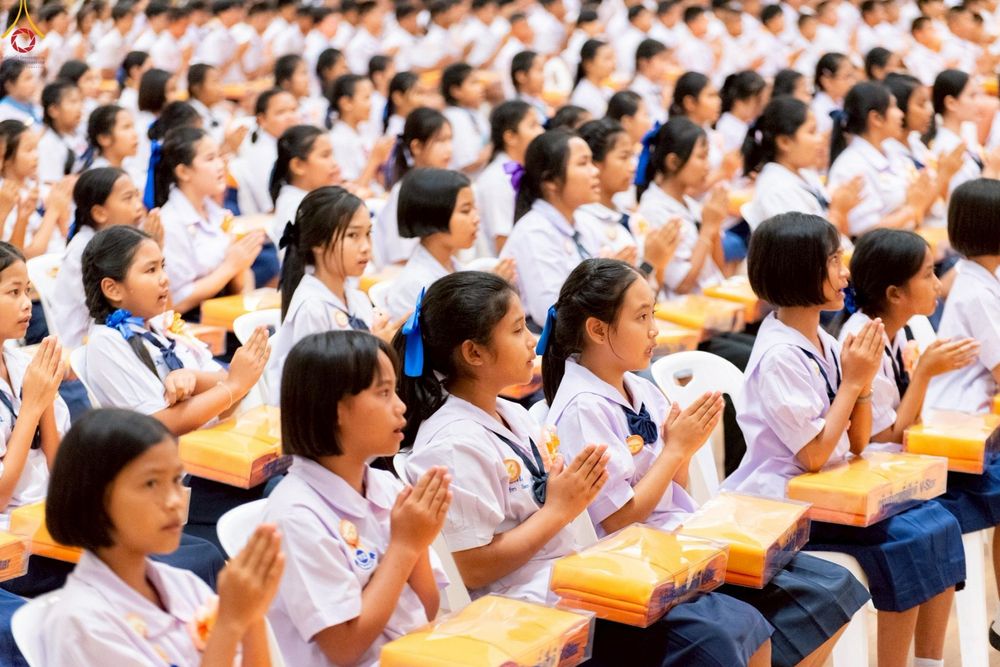 ภาพ No.246025:วันเสาร์ที่ 13 กันยายน พ.ศ. 2568 พิธีมอบผ้าไตรประธานกฐินสัมฤทธิ์เด็กดี V-Star ณ สภาธรรมกายสากล วัดพระธรรมกาย