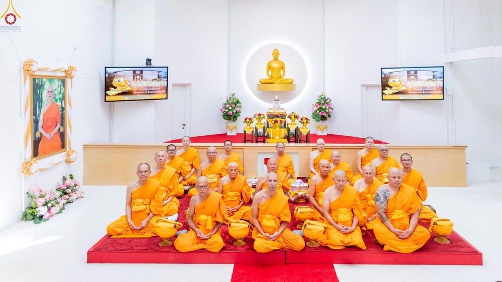 ภาพ No.252345:วันที่ 4-5 ตุลาคม พ.ศ. 2568  วัดพระธรรมกายแคลิฟอร์เนีย ประเทศสหรัฐอเมริกา ได้จัดพิธีตัดปอยผม โดยคณะสงฆ์ ญาติ ๆ และสาธุชน ให้กับนาคธรรมทายาท 8 ท่าน และได้จัดพิธีบรรพชา-อุปสมบท ฉลองพิธีทอดกฐินบรมจักรพรรดิ สร้างอุโบสถ 82 ปี บูชาธรรมหลวงพ่อธัมมชโย