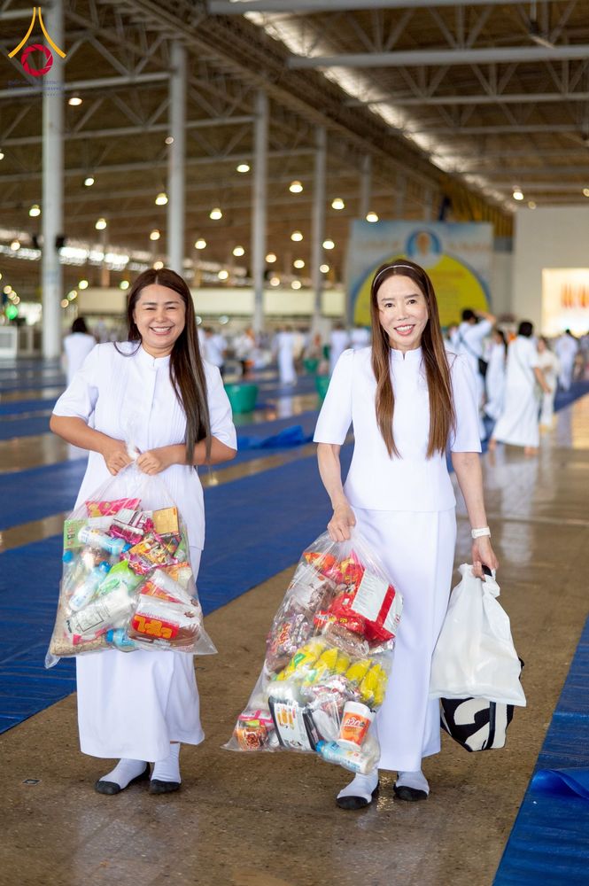 ภาพ No.256878:วันที่ 5 ตุลาคม พ.ศ. 2568 พิธีตักบาตร ข้าวสารอาหารแห้ง ณ บ้านแก้วเรือนทองคุณยายฯ สภาธรรมกายสากล วัดพระธรรมกาย