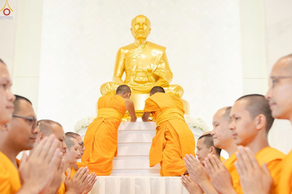 ภาพ No.239501:วันอาทิตย์ที่ 17 สิงหาคม พ.ศ. 2568 พิธีกดปุ่มอัญเชิญรูปเหมือน พระมงคลเทพมุนี (สด จันทสโร)  ณ มหาวิหารแก้วพระมงคลเทพมุนี  ศูนย์ปฏิบัติธรรมแก้วเมืองเลย