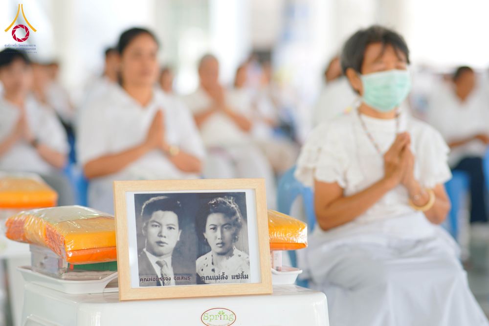 ภาพ No.315454:วันที่ 21 มีนาคม พ.ศ. 2569 พิธีถวายภัตตาหารเมนูสวรรค์ เพื่อการบรรลุธรรม ณ หอฉันคุณยายอาจารย์ฯ วัดพระธรรมกาย