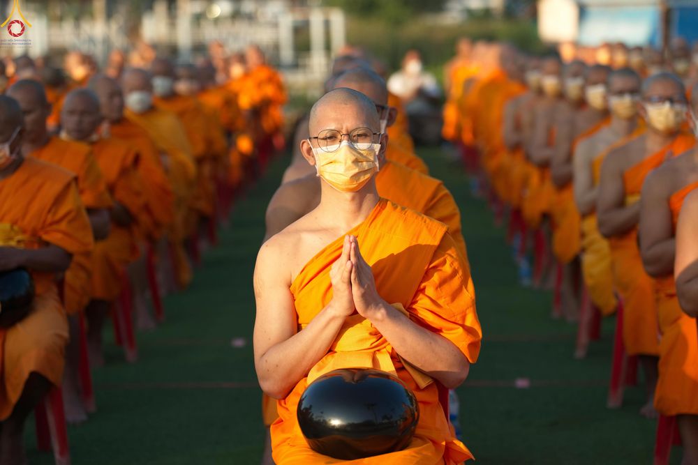 ภาพ No.282631:วันเสาร์ที่ 20 ธันวาคม พ.ศ.2568 พิธีตักบาตรพระ 10,000 รูป (ชุด 2) เนื่องในโอกาส 194 ปี จังหวัดกาญจนบุรี และอุทิศส่วนกุศลให้แด่บรรพชนทั้งหลาย บริเวณถนนสองแคว (Skywalk) เมืองกาญจนบุรี