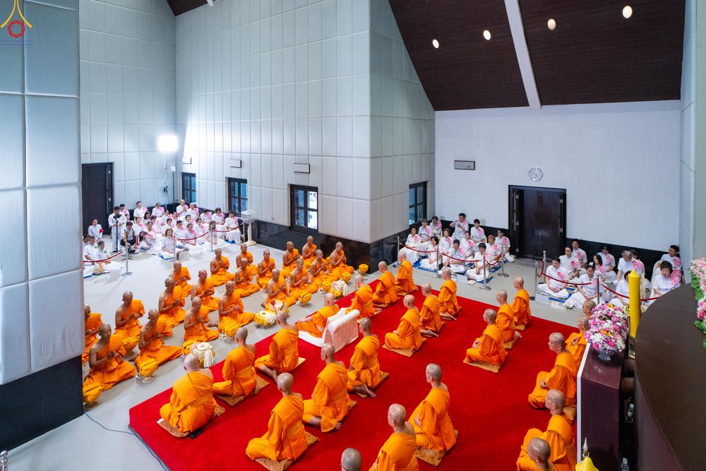 ภาพ No.330876:วันวิสาขบูชา อาทิตย์ที่ 31 พฤษภาคม พ.ศ.2569 พิธีบรรพชาสามเณรอุบาสก 11 ท่าน , พิธีถวายบาตรผ้าไตร และจตุปัจจัยไทยธรรม แด่สามเณร , พิธีอุปสมบทอุทิศชีวิต , พิธีกล่าวคำกัปปิยภัณฑ์  ณ อุโบสถพระไตรปิฎก วัดพระธรรมกาย จังหวัดปทุมธานี