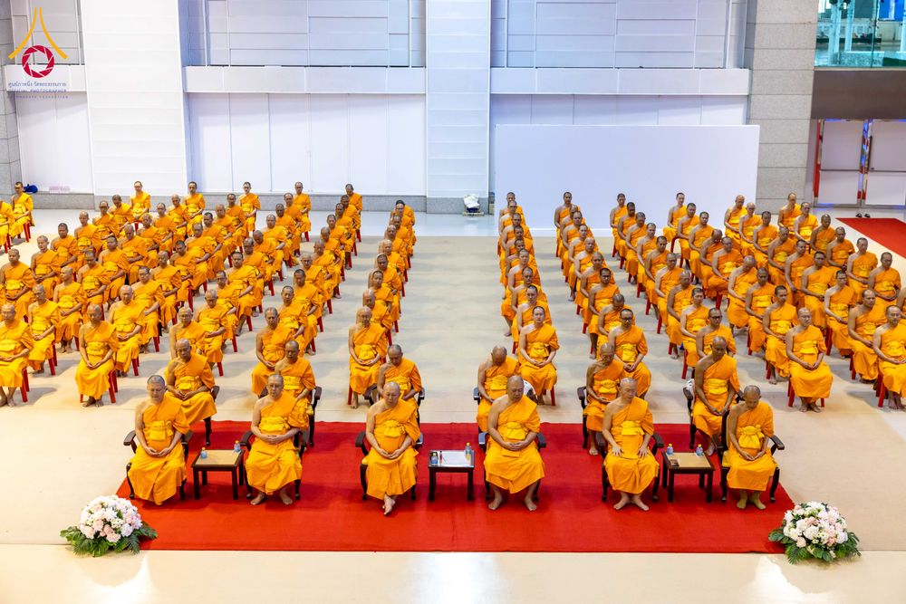 ภาพ No.285083:วันอาทิตย์ที่ 14 ธันวาคม พ.ศ.2568  พิธีปฏิบัติธรรม พิธีถวายภัตตาหารเป็นสังฆทาน พิธีมอบต้นสมบัติจักรพรรดิ ถวายแด่เจ้าอาวาสและประธานสงฆ์ 236 ศูนย์ส่งเสริมศีลธรรมทั่วโลก ณ สภาธรรมกายสากล วัดพระธรรมกาย