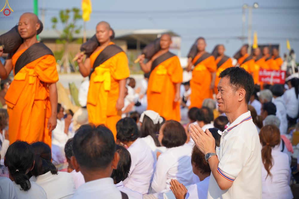 ภาพ No.299620:วันที่ 18 มกราคม พ.ศ. 2569 พิธีต้อนรับพระธรรมยาตรา (ภาพชุดที่ 2) ณ อนุสรณ์สถานลำดับที่ 5  สถานที่เผยแผ่วิชชาธรรมกายครั้งแรก อนุสรณ์สถานบางปลา วัดบางปลา อำเภอบางเลน จังหวัดนครปฐม ในโครงการธรรมยาตรา กตัญญูบูชา มหาปูชนียาจารย์ พระมงคลเทพมุนี(สด จนฺทสโร) พระ