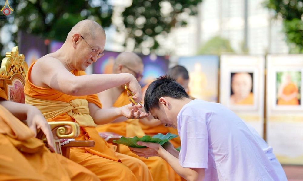 ภาพ No.280795:วันที่ 27 ธันวาคม พ.ศ. 2568  พิธีปลงผมนาคธรรมทายาท โครงการอุปสมบทหมู่บูชาธรรม 81 ปี หลวงพ่อธัมมชโย  ณ สมาคมพุทธ เขตตงช้ง ฮ่องกง