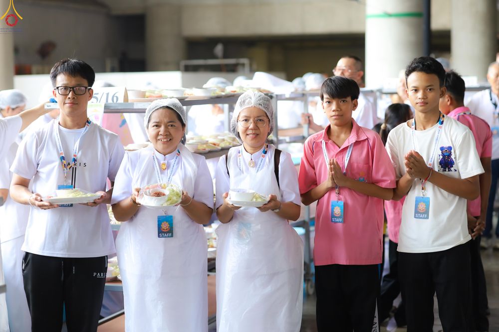 ภาพ No.325788:วันที่ 22 เมษายน พ.ศ.2569(วันคุ้มครองโลก) งานถวายมหาสังฆทาน 40,000 กว่าวัดทั่วประเทศ เจ้าหน้าที่ สาธุชน ร่วมใจจัดเตรียมภัตตาหารเพล (ชุด 2)