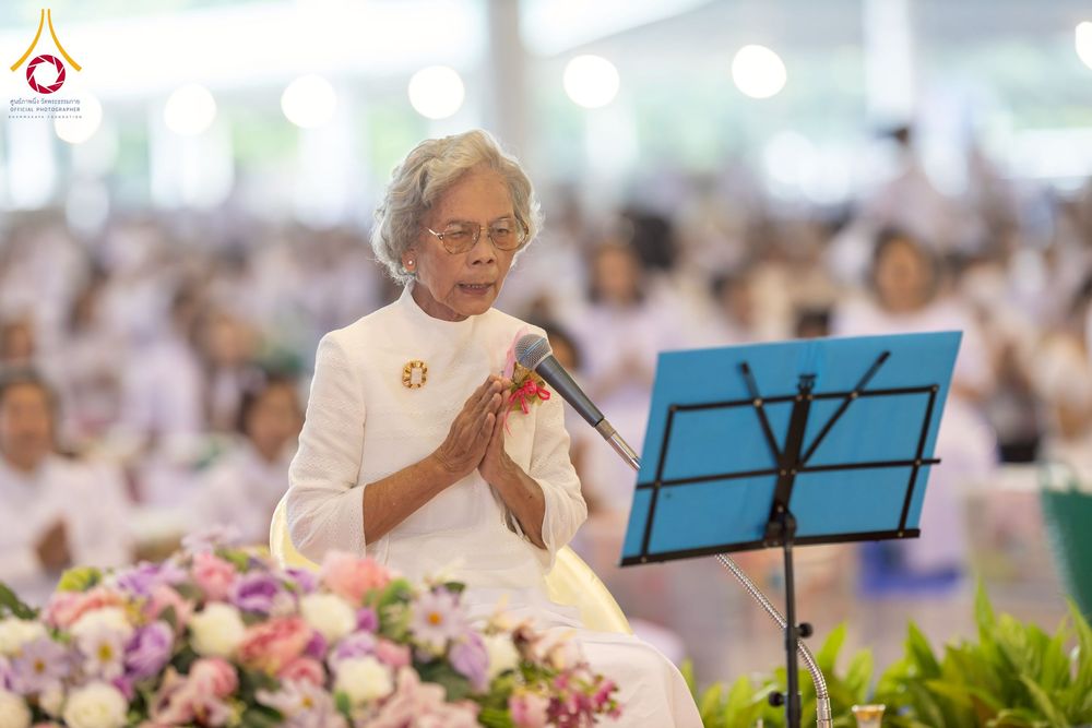 ภาพ No.256749:วันที่ 5 ตุลาคม พ.ศ. 2568 พิธีตักบาตร ข้าวสารอาหารแห้ง ณ บ้านแก้วเรือนทองคุณยายฯ สภาธรรมกายสากล วัดพระธรรมกาย