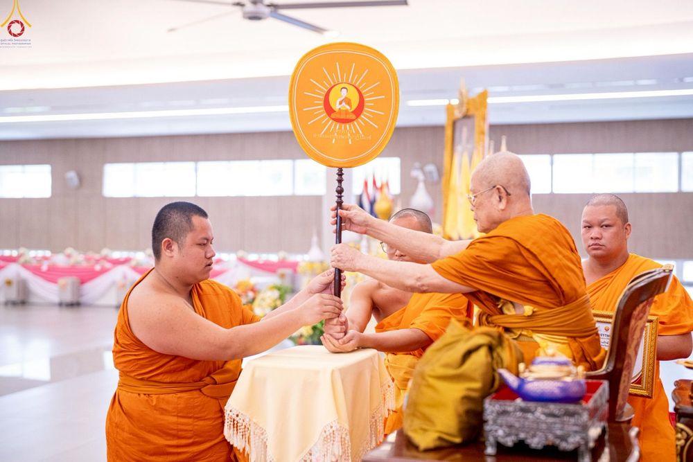 ภาพ No.241746:วันพุธที่ 27 สิงหาคม พ.ศ. 2568 พิธีมอบรางวัลเกียรติยศ แด่สามเณรที่สอบผ่าน โครงการสามเณรทรงปาฏิโมกข์ ปีที่ 3/2568 ณ ค่ายจองแชมป์ หมู่กฏิสามเณรเปรียญธรรม วัดพระธรรมกาย