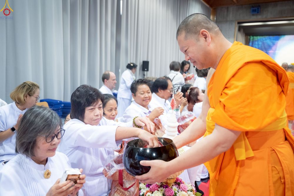 ภาพ No.256020:วันที่ 12 ตุลาคม พ.ศ. 2568 พิธีทอดกฐินวัดพระธรรมกายสวิตเซอร์แลนด์  ณ หอประชุมโรงเรียน Obergoldbach เมือง Bern ประเทศสวิตเซอร์แลนด์