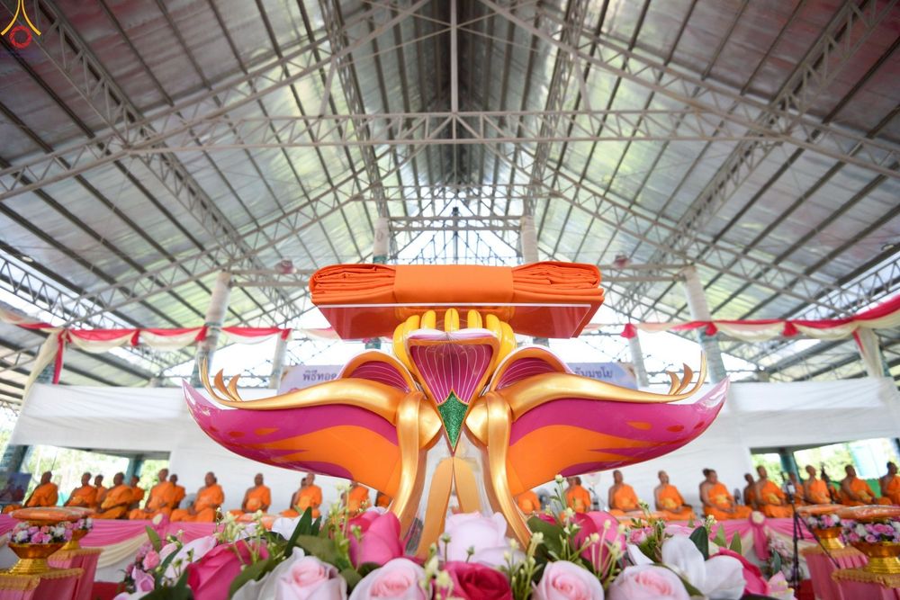 ภาพ No.262393:วันที่ 19 ตุลาคม พ.ศ. 2568 พิธีทอดกฐินสถาปนา แผ่นบันมงคลมหาเศรษฐี อาคาร 80 ปี หลวงพ่อธัมมชโย ในโครงการกฐินสามัคคีทั่วไทย 30,000 วัด บูชาธรรม 81 ปี หลวงพ่อธัมมชโย โดยคณะศิษยานุศิษย์วัดพระธรรมกาย ณ ศูนย์ปฏิบัติธรรมวิหารแดง ต.เจริญธรรม อ.วิหารแดง จ.สระบุรี