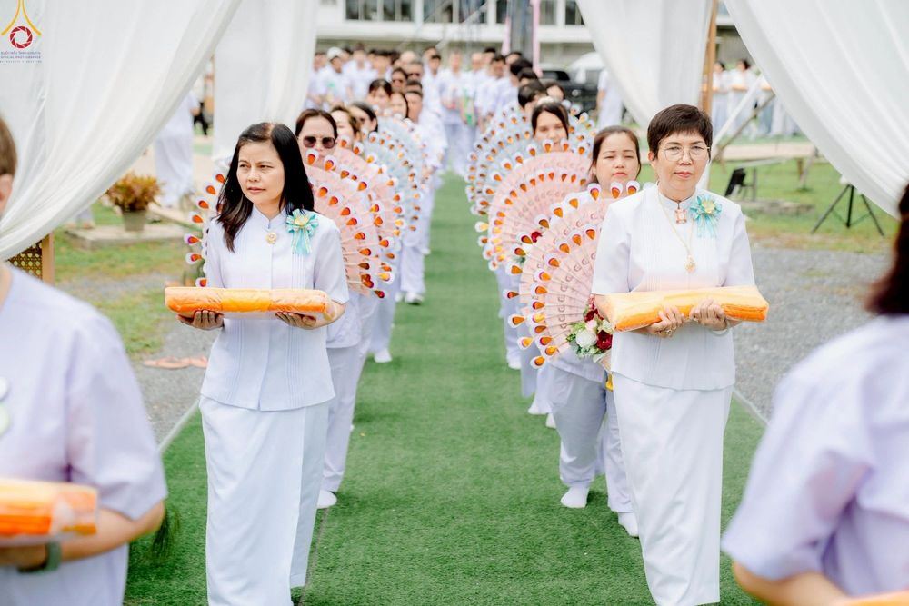 ภาพ No.266809:วันที่ 5 พฤศจิกายน พ.ศ. 2568 พิธีทอดกฐิน ณ อนุสรณ์สถานพระมงคลเทพมุนี  (สด จนฺทสโร) ผู้ค้นพบวิชชาธรรมกาย สถานที่ตั้งมโนปณิธานบวชตลอดชีวิต คลองบางนางแท่น ต.หอมเกร็ด อ.สามพราน จ.นครปฐม