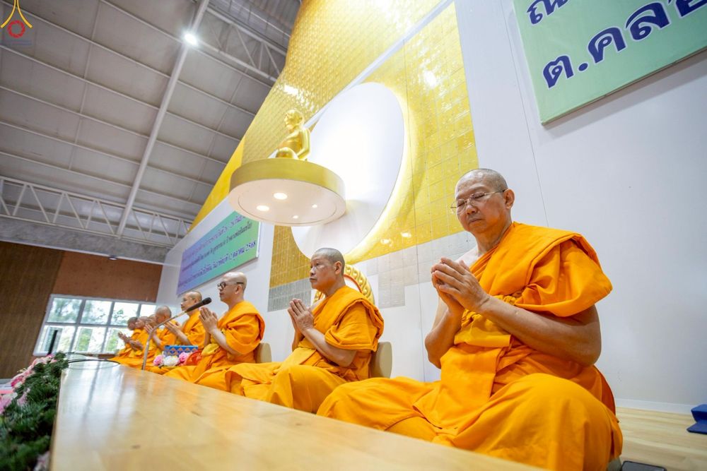 ภาพ No.249052:วันที่ 26-28 กันยายน พ.ศ. 2568 โครงการอบรม อุบาสกแก้ว อุบาสิกาแก้ว รุ่นที่ 3  ณ ศูนย์ปฏิบัติธรรมสมุทรปราการ ได้รับความเมตตาจากคณะสงฆ์ในพื้นที่  รวมถึงผู้บริหารสถานศึกษา ที่นำนักเรียนระดับมัธยมปลาย  มารับฟังข้อมูลเพื่อที่จะเป็นกำลังสำคัญ ในการเข้าร่วมขบวน