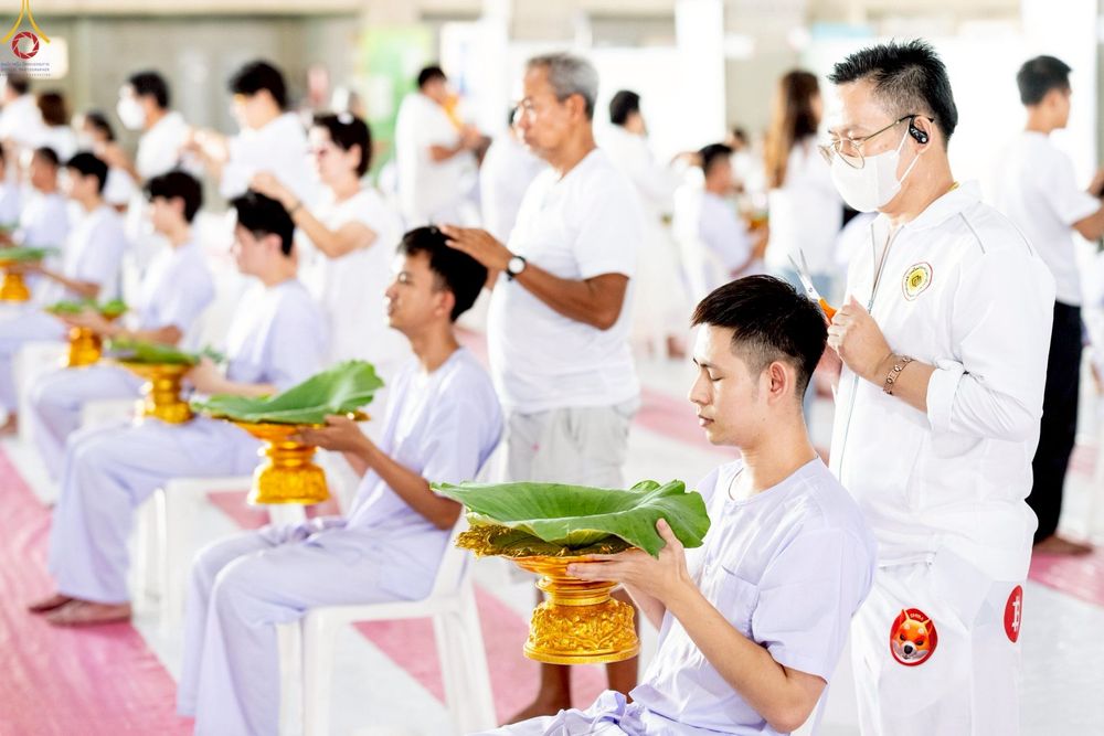 ภาพ No.248579:วันที่ 28 กันยายน พ.ศ. 2568 พิธีตัดปอยผม และปลงผม โครงการอุปสมบทบูชาธรรม 141 ปี พระมงคลเทพมุนี ณ วิหารคด วัดพระธรรมกาย