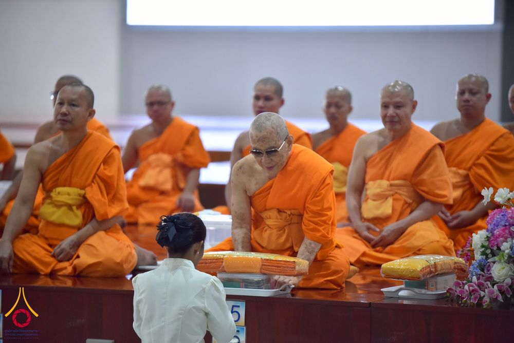 ภาพ No.267540:วันที่ 7 พฤศจิกายน พ.ศ. 2568 พสกนิกรอำเภอคลองหลวง รวมใจบำเพ็ญกุศลปัณรสมวาร (15 วัน) อุทิศถวายเป็นพระราชกุศลแด่ “สมเด็จพระพันปีหลวง” ณ วัดพระธรรมกาย