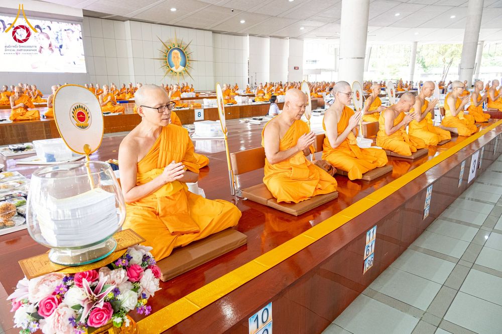 ภาพ No.276438:วันศุกร์ที่ 5 ธันวาคม พ.ศ. 2568 (วันพระ ขึ้น 15 ค่ำ เดือน 1) พิธีบุพเปตพลี ครั้งที่ 175 ร่วมอุทิศบุญแด่หมู่ญาติที่ล่วงลับไปแล้ว และสืบทอดอายุพระพุทธศาสนา ณ หอฉันคุณยายอาจารย์ฯ วัดพระธรรมกาย
