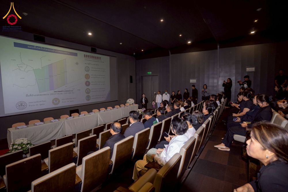 ภาพ No.271904:วันที่ 22 พฤศจิกายน พ.ศ. 2568 ผู้ว่าฯ ปทุมธานี ลงพื้นที่เยี่ยม “อำเภอคลองหลวง” พร้อมชมการเตรียมความพร้อมเทศกาลสวนดอกไม้ปทุมธานี “ทุ่งสวรรค์ ตะวันฉาย” ณ วัดพระธรรมกาย