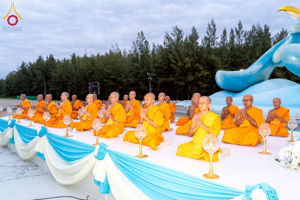 ภาพ No.266082:วันพุธที่ 5 พฤศจิกายน พ.ศ. 2568 (วันพระ ขึ้น 15 ค่ำ เดือน 12) พิธีจุดประทีปโคมลาน, โคมลอย และลอยกระทง ถวายประทีปเป็นพุทธบูชา สร้างความสว่างไสวให้กับแผ่นดินด้วยแสงธรรม ณ พุทธอุทยานนานาชาติ จังหวัดหนองคาย