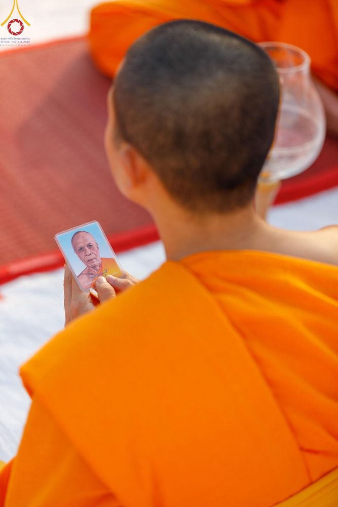 ภาพ No.192624:พิธีจุดประทีปถวายเป็นพุทธบูชา และบูชาธรรมมหาปูชนียาจารย์ ณ อนุสรณ์สถานคลองบางนางแท่น อ.สามพราน จ.นครปฐม ในโครงการธรรมยาตรา กตัญญูบูชา มหาปูชนียาจารย์ พระมงคลเทพมุนี(สด จนฺทสโร) พระผู้ปราบมาร อนุสรณ์สถาน 7 แห่ง ปีที่ 13 วันที่ 10 มกราคม พ.ศ. 2568