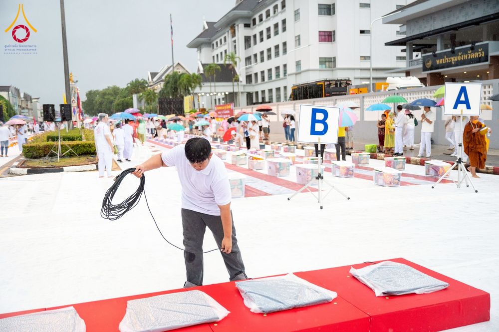 ภาพ No.226058:วันอาทิตย์ที่ 25 พฤษภาคม พ.ศ. 2568 พิธีตักบาตรพระ 1,000 รูปเมืองตรัง ครบรอบ 110 ปี เมืองทับเที่ยง ถวายเป็นพุทธบูชา ถวายเป็นพระราชกุศลแด่รัชกาลที่ 10 และอุทิศส่วนกุศลแด่อดีตเจ้าเมืองตรัง และบรรพบุรุษ ณ บริเวณหน้าศาลากลางจังหวัดตรัง ถนนพระราม 6