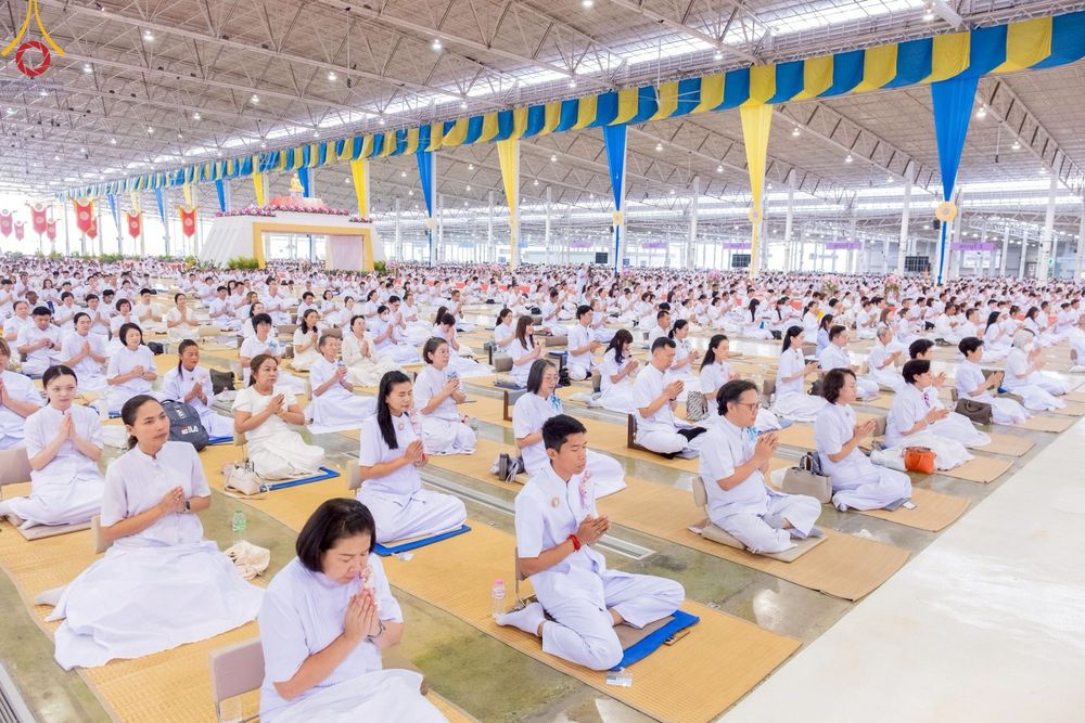ภาพ No.219383:วันอังคารที่ 22 เมษายน พ.ศ. 2568 พิธีมอบปัจจัยช่วยเหลือครู 4 จังหวัดชายแดนภาคใต้ , พิธีกล่าวคำถวายอุปกรณ์ เพื่อเตรียมการต้อนรับคณะสงฆ์ฯ , พิธีกล่าวคำถวายภัตตาหารเป็นสังฆทาน , คณะสงฆ์ฉันภัตตาหารเพล  เนื่องในวันคุ้มครองโลก พิธีถวายมหาสังฆทานแด่คณะสงฆ์