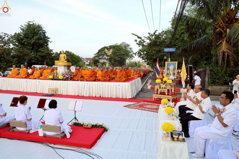 ภาพ No.235132:วันอาทิตย์ที่ 27 กรกฎาคม พ.ศ. 2568 พิธีตักบาตรพระ1,000 รูป ทำบุญเมืองพัทลุง ประธานสงฆ์ พระปริยัติวชิโรดม  เจ้าคณะจังหวัดพัทลุง ประธานฆราวาส นายรัฐศาสตร์ ชิดชู  ผู้ว่าราชการจังหวัดพัทลุง