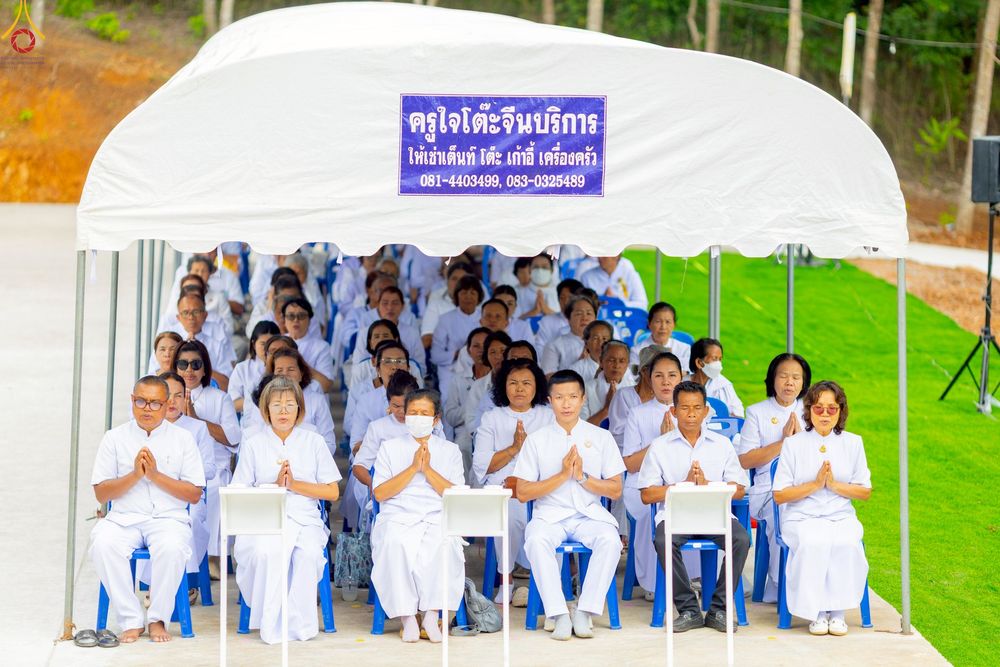 ภาพ No.239372:วันอาทิตย์ที่ 17 สิงหาคม พ.ศ. 2568 พิธีกดปุ่มอัญเชิญรูปเหมือน พระมงคลเทพมุนี (สด จันทสโร)  ณ มหาวิหารแก้วพระมงคลเทพมุนี  ศูนย์ปฏิบัติธรรมแก้วเมืองเลย