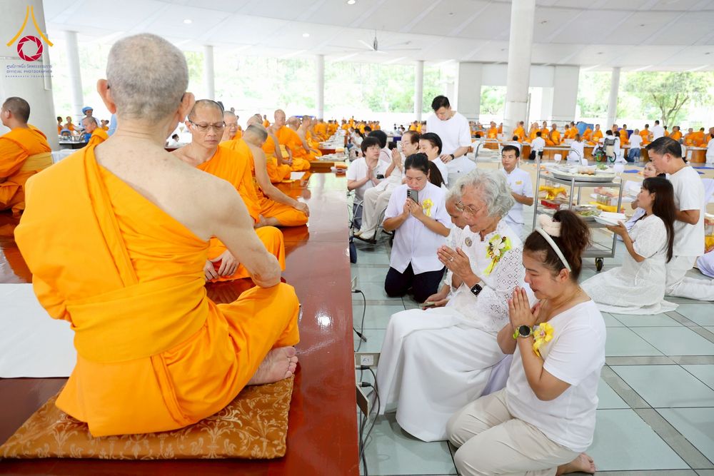 ภาพ No.262660:วันที่ 18,25 ตุลาคม พ.ศ. 2568 พิธีถวายภัตตาหารเมนูสวรรค์ เพื่อการบรรลุธรรม ณ หอฉันคุณยายอาจารย์ฯ วัดพระธรรมกาย