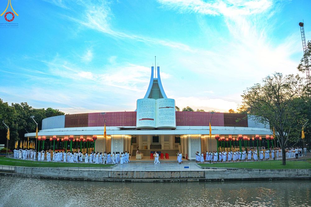 ภาพ No.199649:โครงการอุปสมบทหมู่บูชาธรรม 116 ปี คุณยายอาจารย์มหารัตนอุบาสิกาจันทร์ ขนนกยูง โครงการอุปสมบทหมู่ธรรมทายาท ระดับอุดมศึกษา รุ่นที่ 51 ภาคฤดูหนาว  ณ โบสถ์พระไตรปิฏก วัดพระธรรมกาย จ.ปทุมธานี  วันที่ 11 มกราคม พ.ศ. 2568 โดยมีพระครูปลัดรัตนวีรวัฒน์ เจ้าอาวาสวัด
