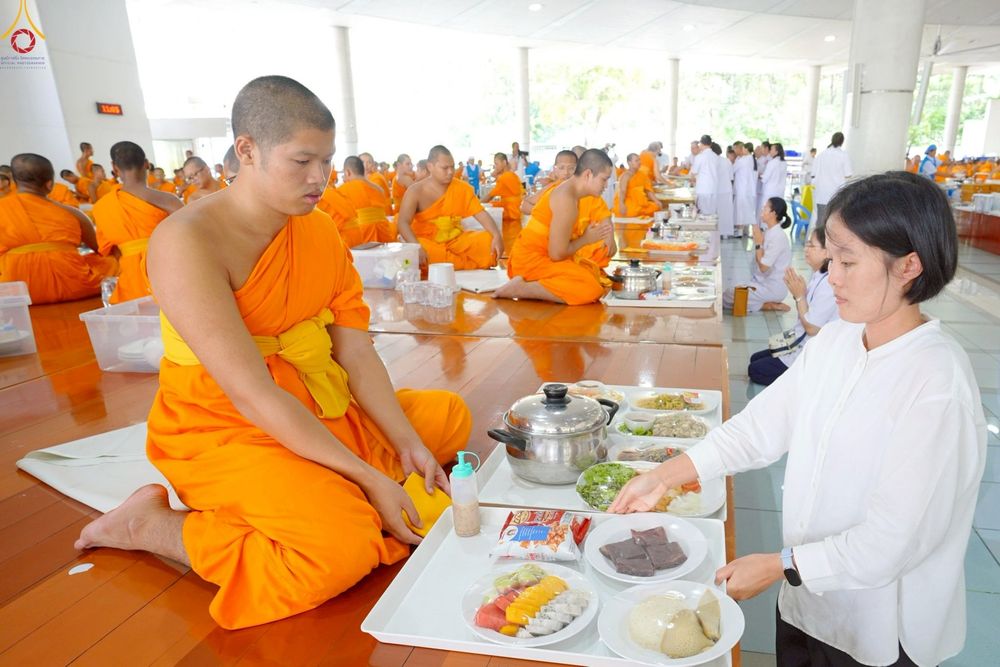 ภาพ No.246982:วันที่ 20 กันยายน พ.ศ. 2568 พิธีถวายเมนูสวรรค์เพื่อการบรรลุธรรม ณ หอฉันคุณยายอาจารย์ฯ วัดพระธรรมกาย
