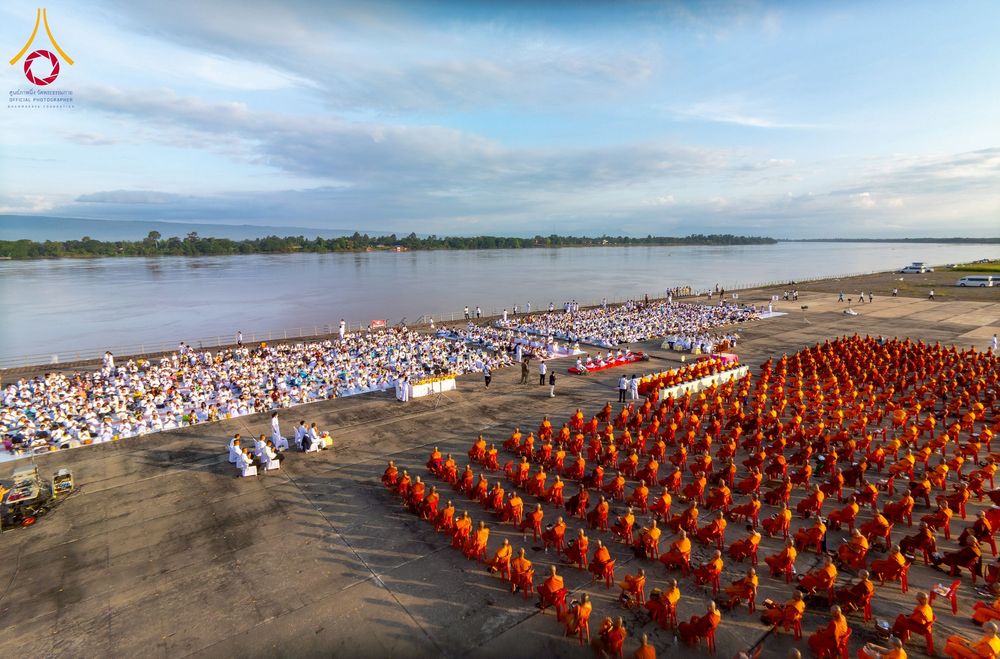 ภาพ No.250521:วันพุธที่ 8 ตุลาคม พ.ศ. 2568 พิธีตักบาตรเทโวโรหณะ ณ ลานธรรมปทุมรัตน์ธรรมเจดีย์ พุทธอุทยานนานาชาติ อ.โพนพิสัย จ.หนองคาย