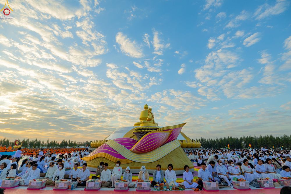 ภาพ No.302458:วันที่ 24 มกราคม พ.ศ. 2569 พิธีตักบาตรพระธรรมยาตรา ณ อนุสรณ์สถานลำดับที่ 5 สถานที่เผยแผ่วิชชาธรรมกายครั้งแรก อนุสรณ์สถานบางปลา วัดบางปลา อำเภอบางเลน จังหวัดนครปฐม ในโครงการธรรมยาตรา กตัญญูบูชา มหาปูชนียาจารย์ พระมงคลเทพมุนี(สด จนฺทสโร) พระผู้ปราบมาร อนุส