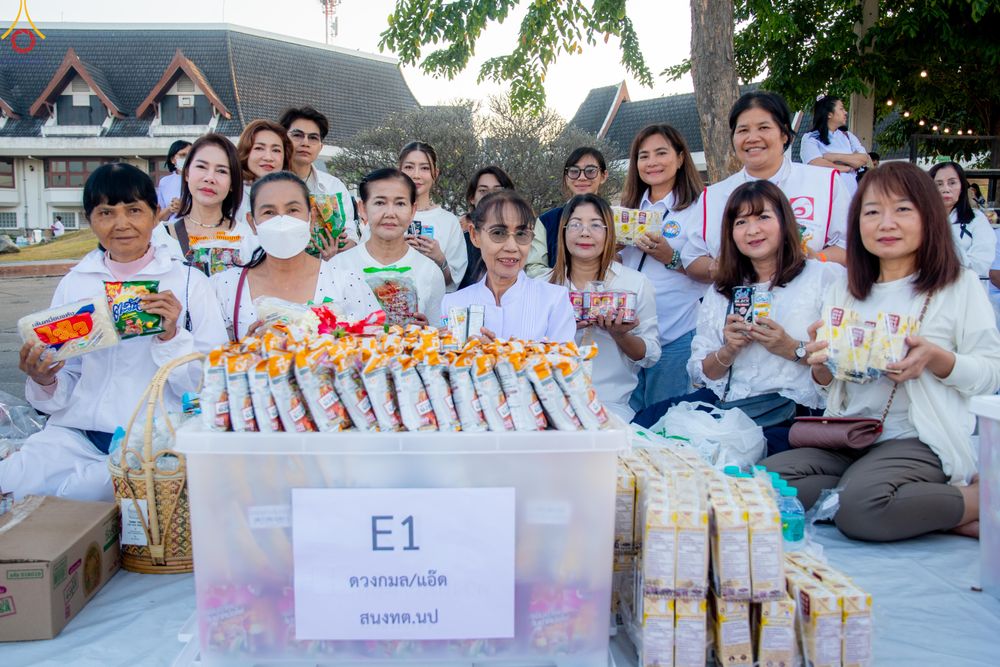 ภาพ No.282673:วันเสาร์ที่ 20 ธันวาคม พ.ศ.2568 พิธีตักบาตรพระ 10,000 รูป (ชุด 2) เนื่องในโอกาส 194 ปี จังหวัดกาญจนบุรี และอุทิศส่วนกุศลให้แด่บรรพชนทั้งหลาย บริเวณถนนสองแคว (Skywalk) เมืองกาญจนบุรี