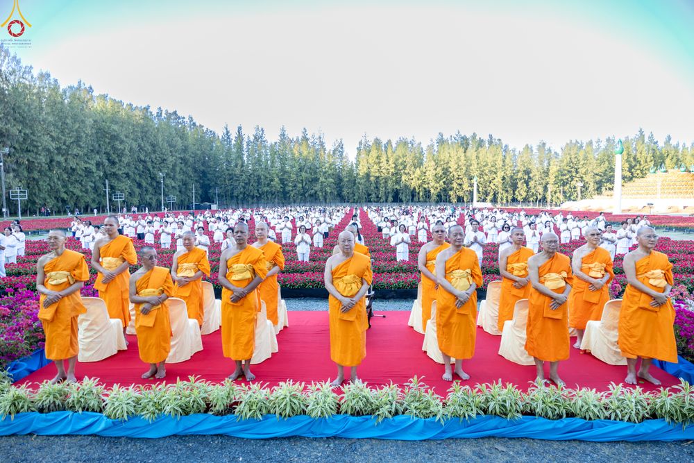 ภาพ No.280917:วันที่ 28 ธันวาคม พ.ศ.2568 กิจกรรมเก็บดอกแพงรวย ณ ทุ่งสวรรค์ตะวันฉาย วัดพระธรรมกาย