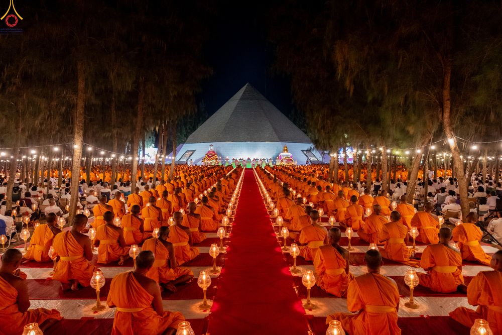 ภาพ No.290217:วันที่ 6 มกราคม พ.ศ. 2569 พิธีจุดประทีปถวายเป็นพุทธบูชา และบูชาธรรมมหาปูชนียาจารย์ (ภาพชุดที่ 2) ณ อนุสรณ์สถานมหาวิหารพระมงคลเทพมุนี (โลตัสแลนด์) อ.สองพี่น้อง จ.สุพรรณบุรี ในโครงการธรรมยาตรา กตัญญูบูชา มหาปูชนียาจารย์ พระมงคลเทพมุนี(สด จนฺทสโร) พระผู้ปรา