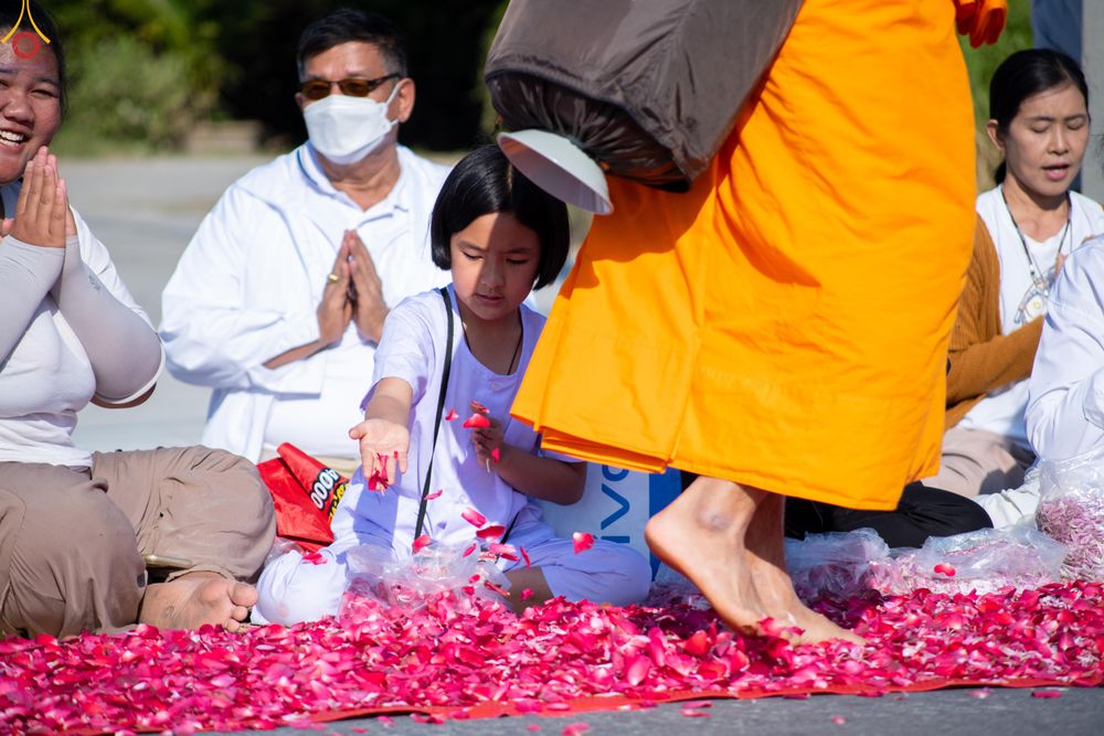 ภาพ No.292857:วันที่ 11 มกราคม พ.ศ. 2569 พิธีต้อนรับพระธรรมยาตรา ณ อนุสรณ์สถานลำดับที่ 3 สถานที่เกิดในเพศสมณะ วัดสองพี่น้อง อำเภอสองพี่น้อง จังหวัดสุพรรณบุรี ในโครงการธรรมยาตรา กตัญญูบูชา มหาปูชนียาจารย์ พระมงคลเทพมุนี(สด จนฺทสโร) พระผู้ปราบมาร อนุสรณ์สถาน 7 แห่ง ปีที