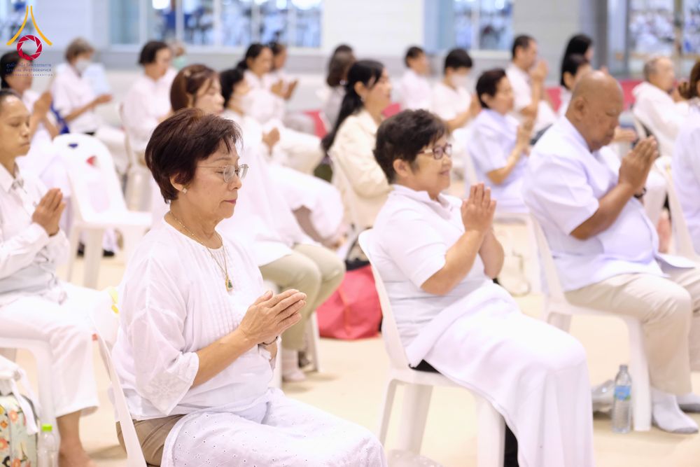 ภาพ No.284774:วันอาทิตย์ที่ 14 ธันวาคม พ.ศ.2568  พิธีปฏิบัติธรรม พิธีถวายภัตตาหารเป็นสังฆทาน พิธีมอบต้นสมบัติจักรพรรดิ ถวายแด่เจ้าอาวาสและประธานสงฆ์ 236 ศูนย์ส่งเสริมศีลธรรมทั่วโลก ณ สภาธรรมกายสากล วัดพระธรรมกาย