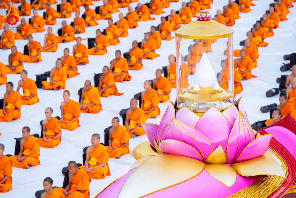 ภาพ No.290606:วันที่ 8 มกราคม พ.ศ. 2569 พระธรรมยาตราปฏิบัติธรรม และถ่ายภาพหมู่ประวัติศาสตร์ ในโครงการธรรมยาตรา กตัญญูบูชามหาปูชนียาจารย์ พระมงคลเทพมุนี(สด จนฺทสโร) พระผู้ปราบมาร อนุสรณ์สถาน 7 แห่ง ปีที่ 14 ณ อนุสรณ์สถานคลองบางนางแท่น อ.สามพราน จ.นครปฐม