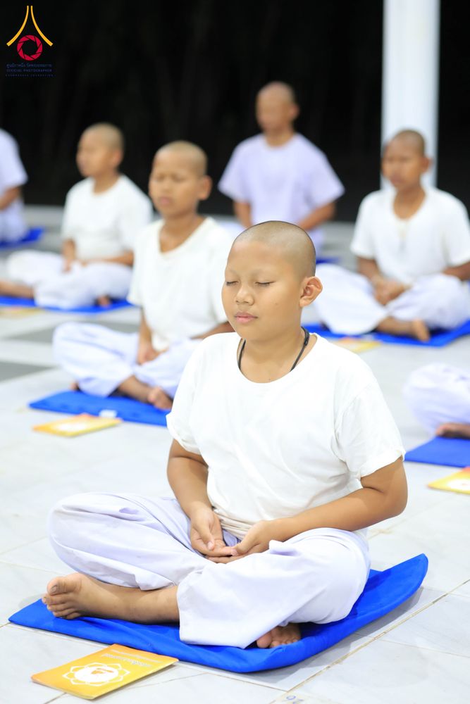 ภาพ No.319928:วันที่ 1 เมษายน พ.ศ.2569 นาคน้อยว่าที่สามเณรธรมทายาท จำนวน 98 คน  ร่วมกันสวดมนต์ทำวัตรเย็นและนั่งสมาธิ ณ ศูนย์ปฏิบัติธรรมบุรีรัมย์ จ.บุรีรัมย์