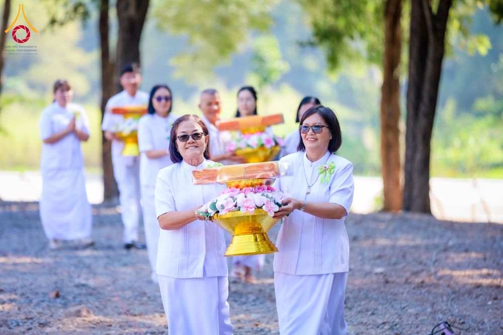 ภาพ No.285729:วันพุธที่ 10 ธันวาคม พ.ศ.2568  พิธีตอกเสาเข็มมงคลต้นสุดท้าย รองรับองค์พระเจดีย์เพื่อสร้างสันติภาพโลก ณ ศูนย์ปฏิบัติธรรมและศูนย์อบรมเยาวชน ชัยนาท